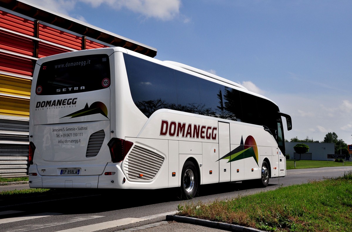 Setra 515 HD von Domaneg Reisen aus Italien am 24. Mai 2014 in Krems unterwegs.