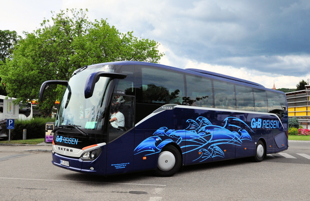 Setra 515 HD von GfB Reisen aus der BRD in Krems gesehen.