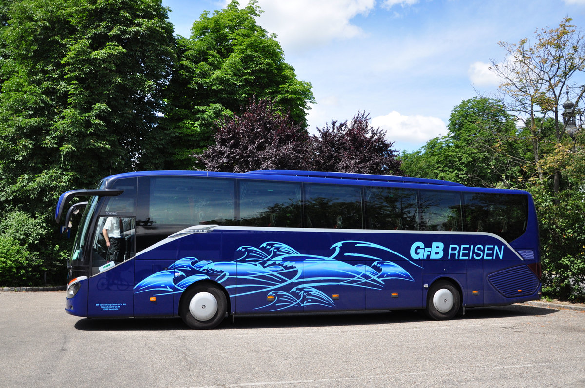 Setra 515 HD von GfB Reisen aus der BRD in Krems gesehen.