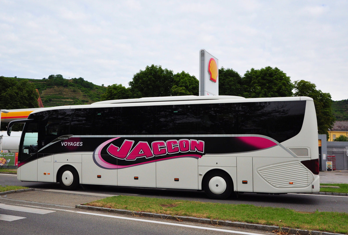 Setra 515 HD von Jaccon Reisen aus Frankreich in Krems gesehen.