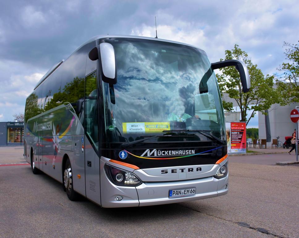 Setra 515 HD von Mckenhausen Reisen aus der BRD in Krems.