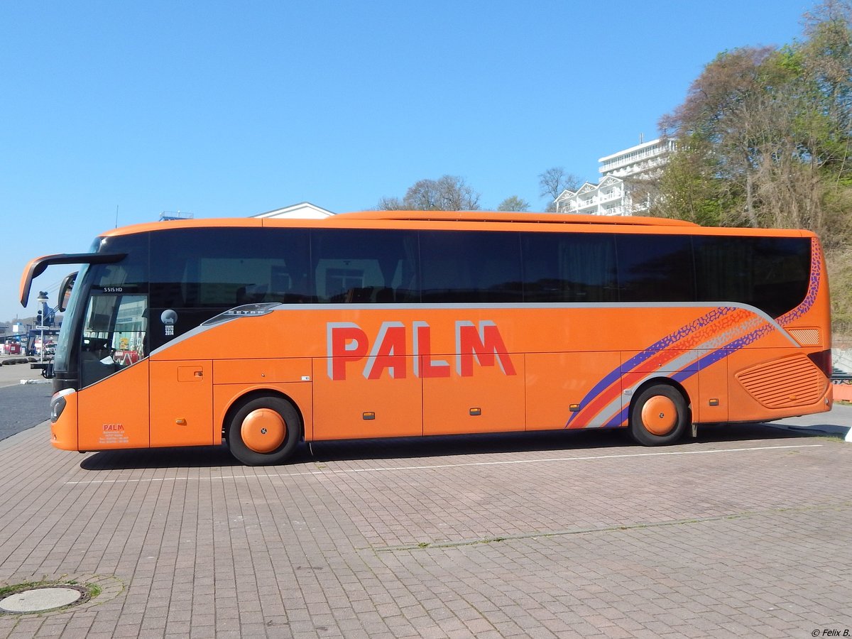 Setra 515 HD von Palm aus Deutschland im Stadthafen Sassnitz.