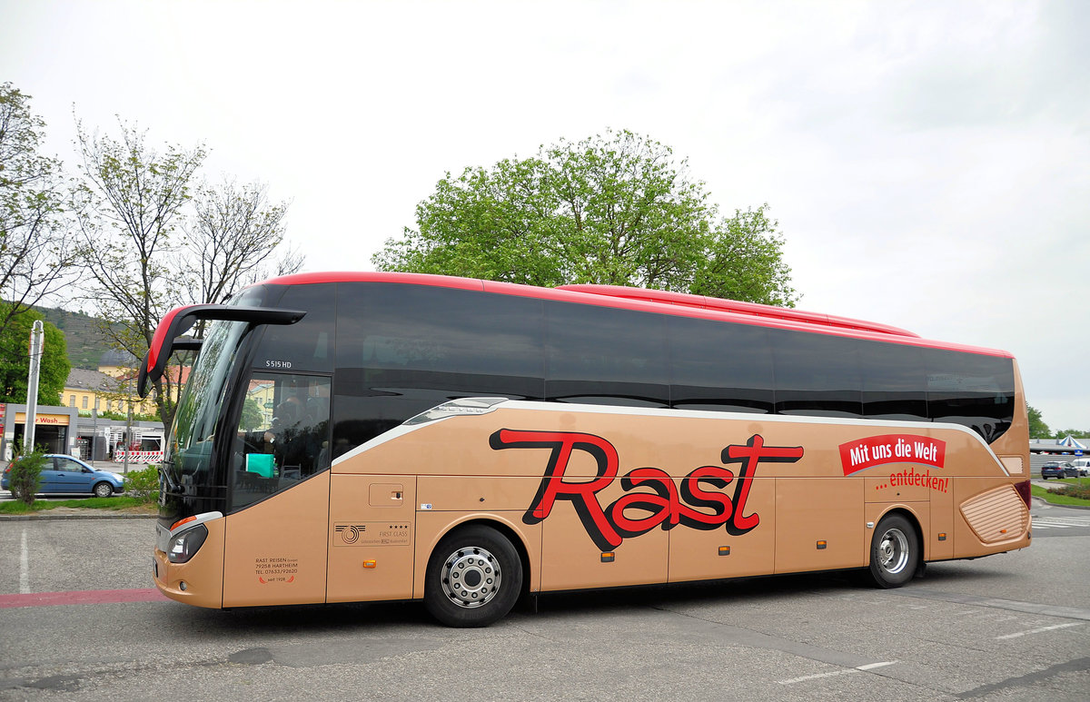 Setra 515 HD von Rast Reisen aus der BRD in Krems gesehen.