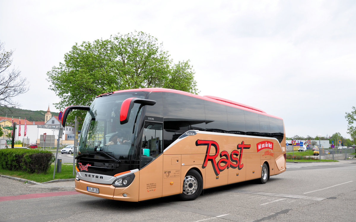 Setra 515 HD von Rast Reisen aus der BRD in Krems gesehen.