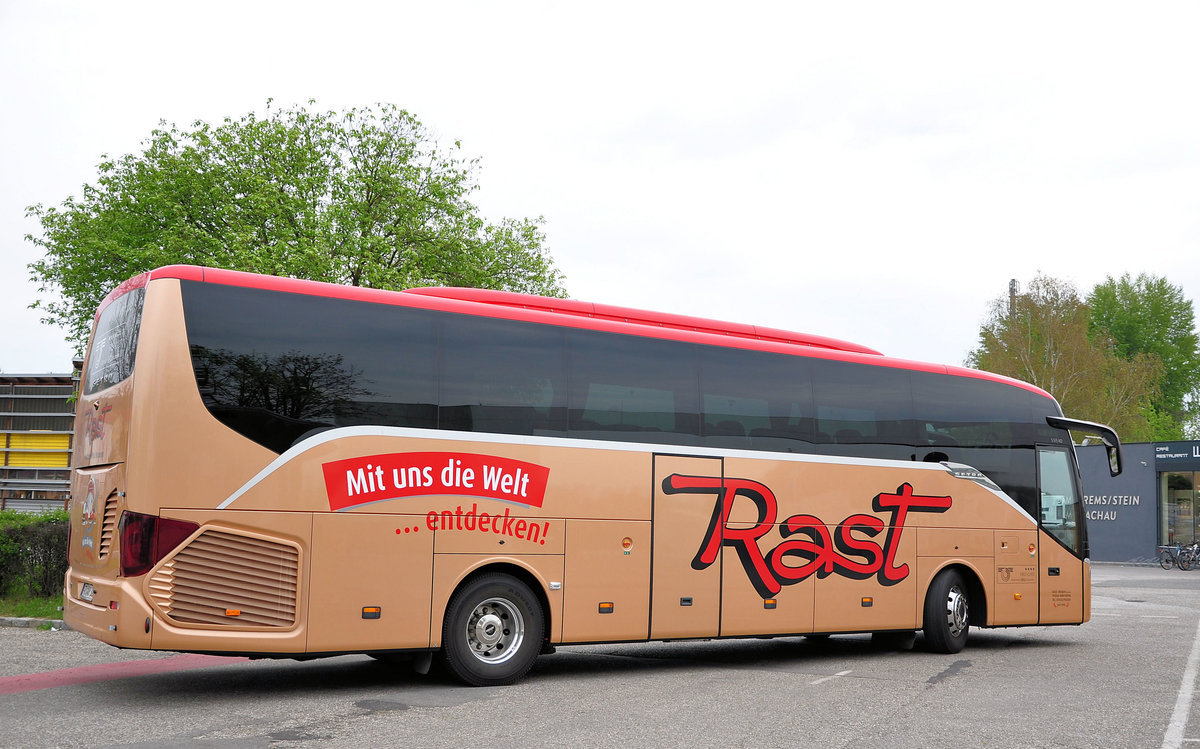 Setra 515 HD von Rast Reisen aus der BRD in Krems gesehen.