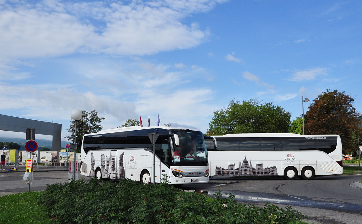 Setra 515 HD und rechts ein Setra 517 HD von  Wachaubus  Zwlfer Reisen aus Niedersterreich hier in Krems.