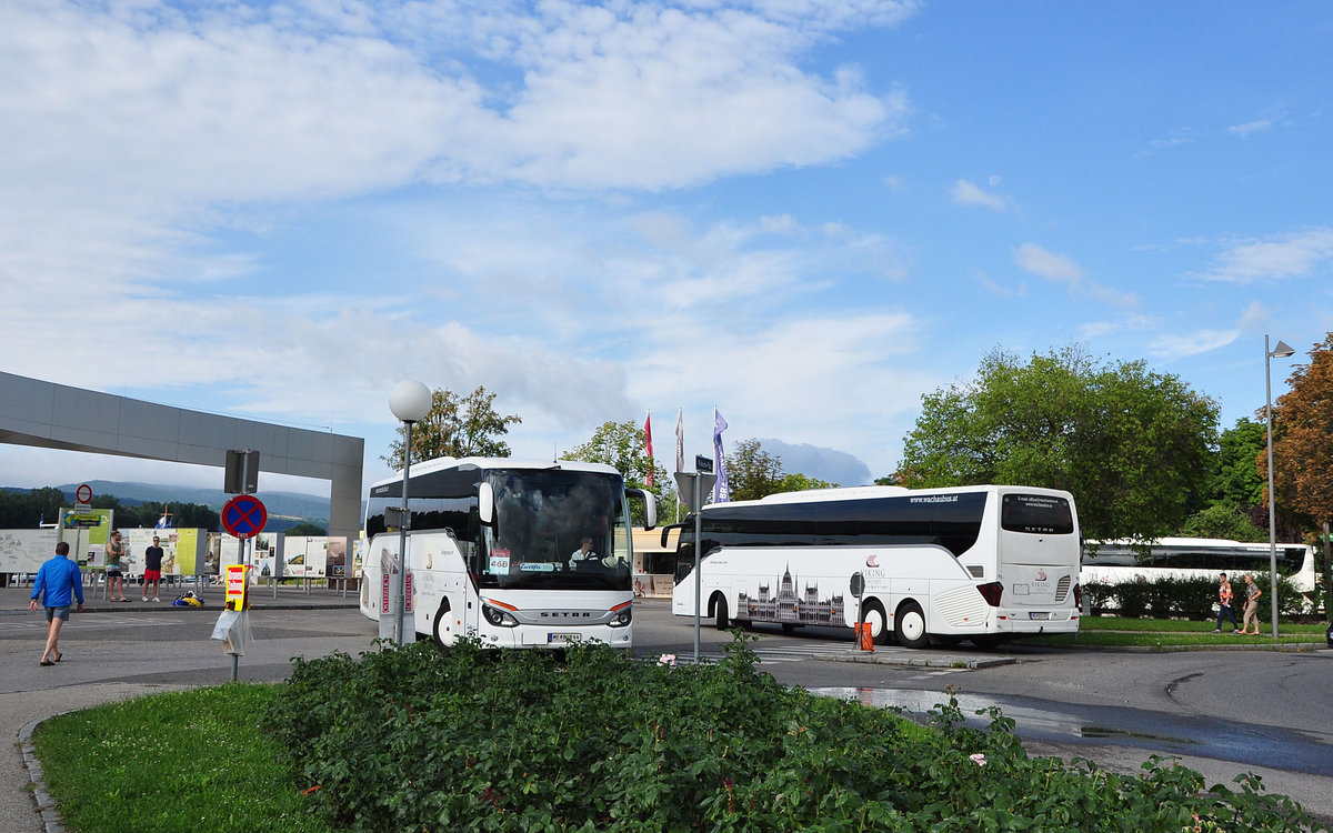 Setra 515 HD und rechts ein Setra 517 HD von  Wachaubus  Zwlfer Reisen aus Niedersterreich hier in Krems.