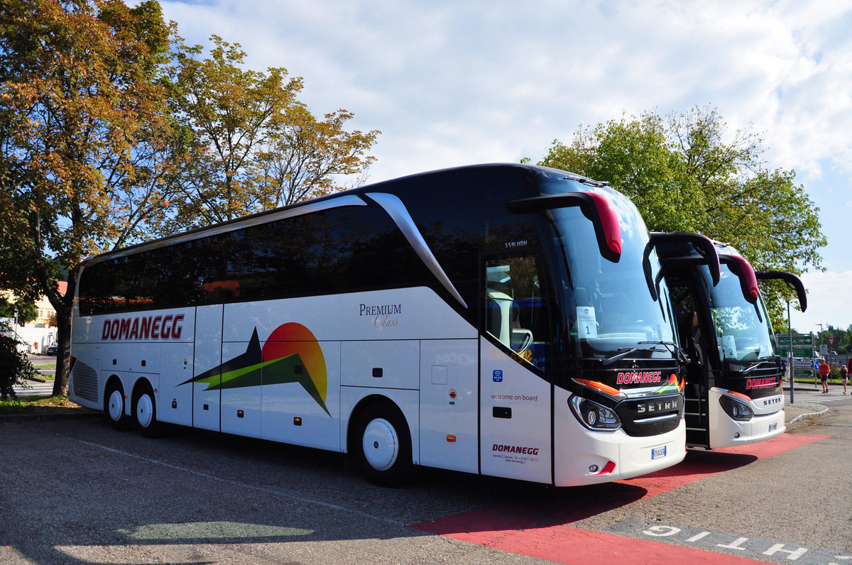 Setra 515 HD rechts und ein Setra 516 HD von Domanegg aus Italien in Krems.