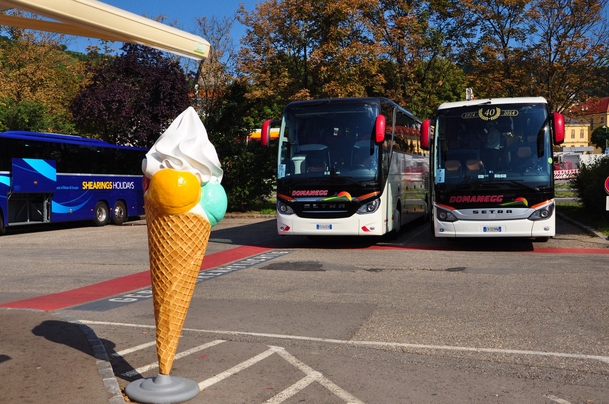 Setra 515 HD rechts und ein Setra 516 HD von Domanegg aus Italien in Krems.