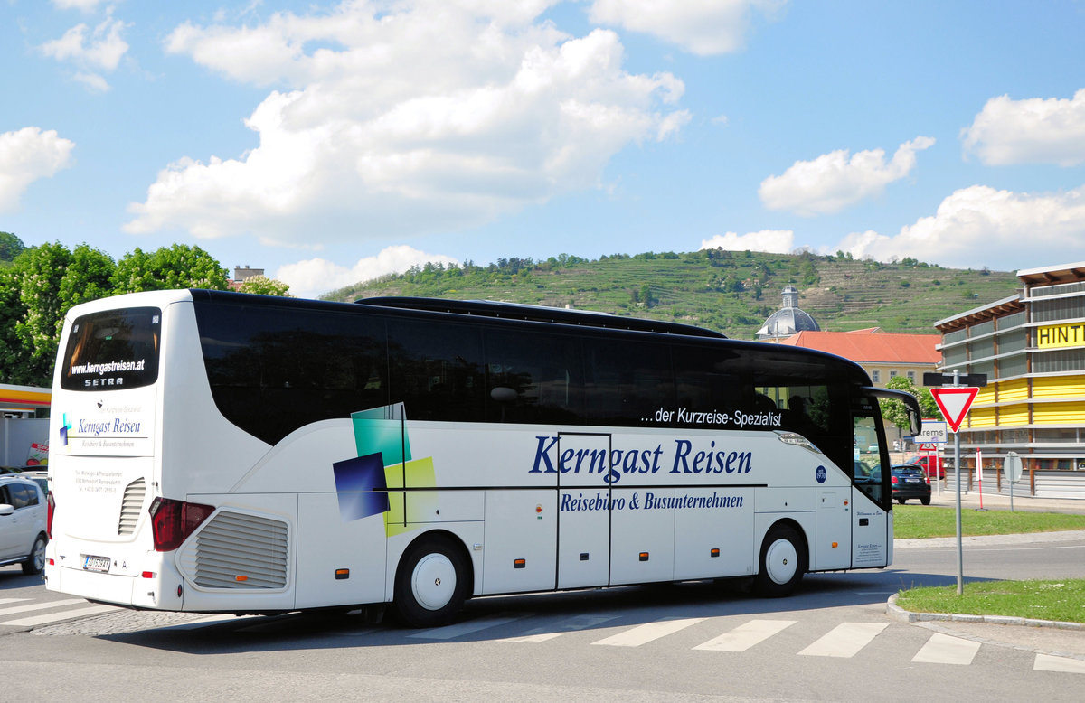 Setra 515 HD vom Reisebro KERNGAST aus sterreich in Krems gesehen.