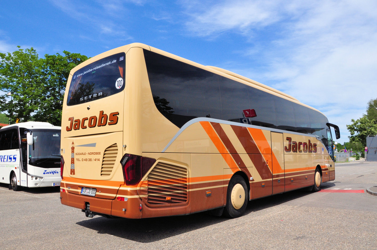 Setra 515 HD vom Reisedienst JACOBS aus der BRD in Krems gesehen.