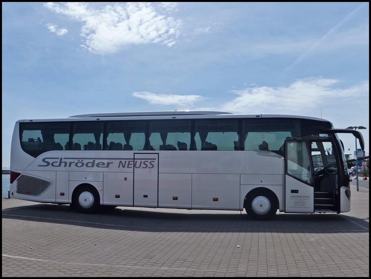 Setra 515 HD von Schröder Neuss aus Deutschland im Stadthafen Sassnitz.