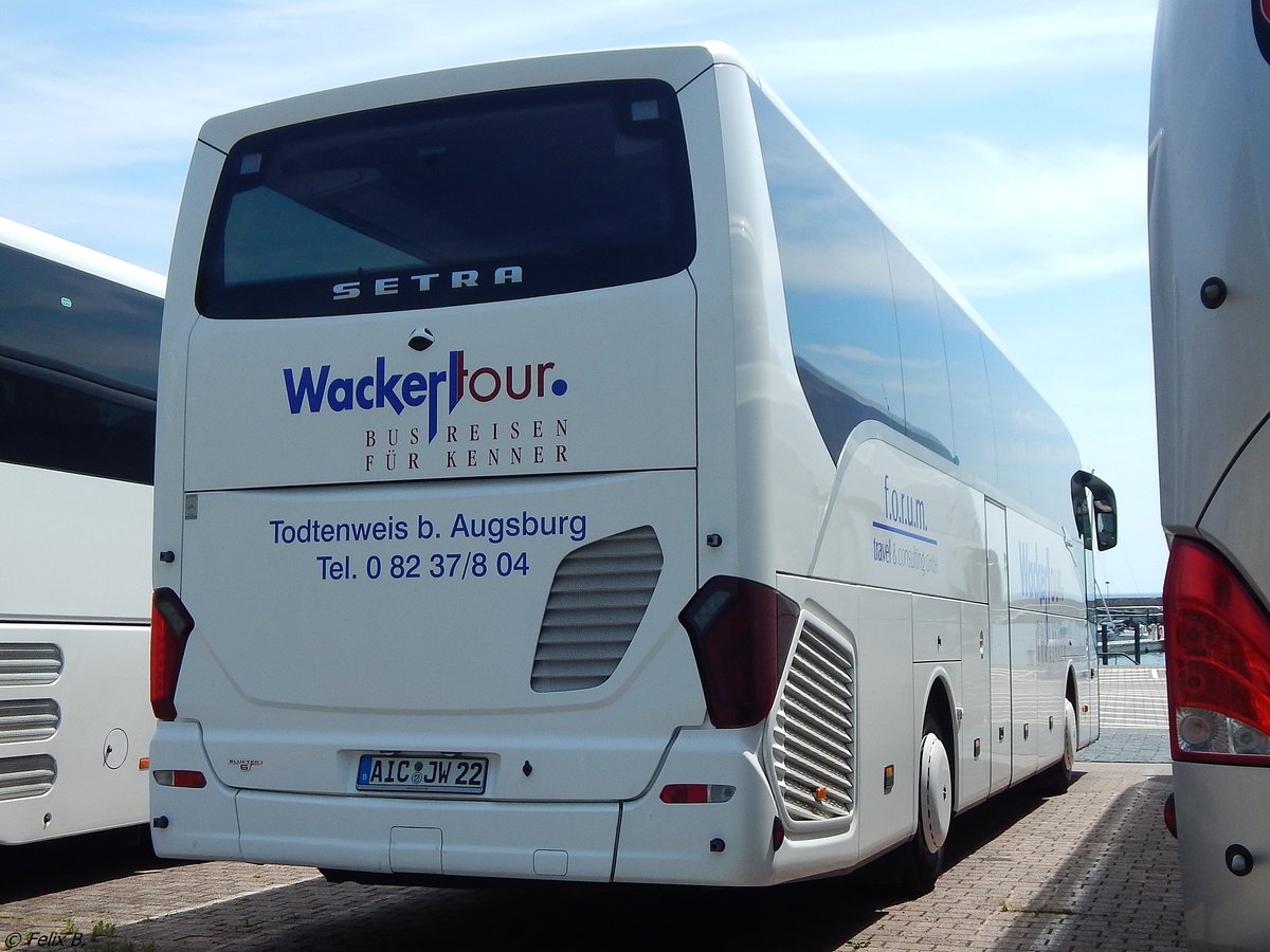 Setra 515 HD von Wackerl Tour aus Deutschland im Stadthafen Sassnitz.