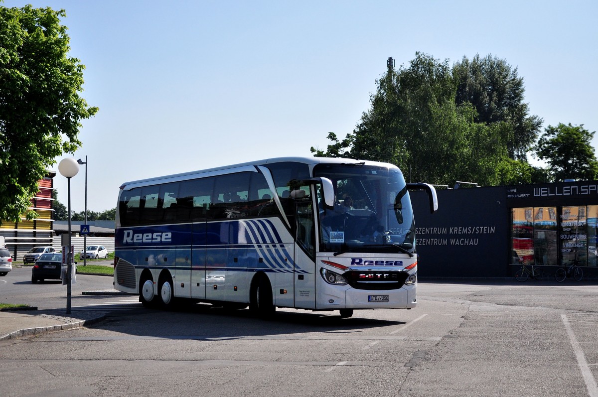 Setra 515 HDH von REESE aus der BRD im Juni 2015 in Krems gesehen.