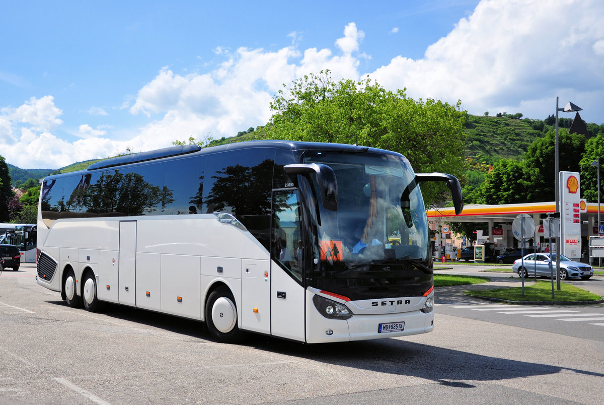 Setra 516 HD aus Mdling bei Wien in Krems gesehen.