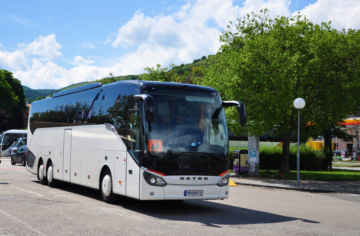 Setra 516 HD aus Mdling bei Wien in Krems gesehen.