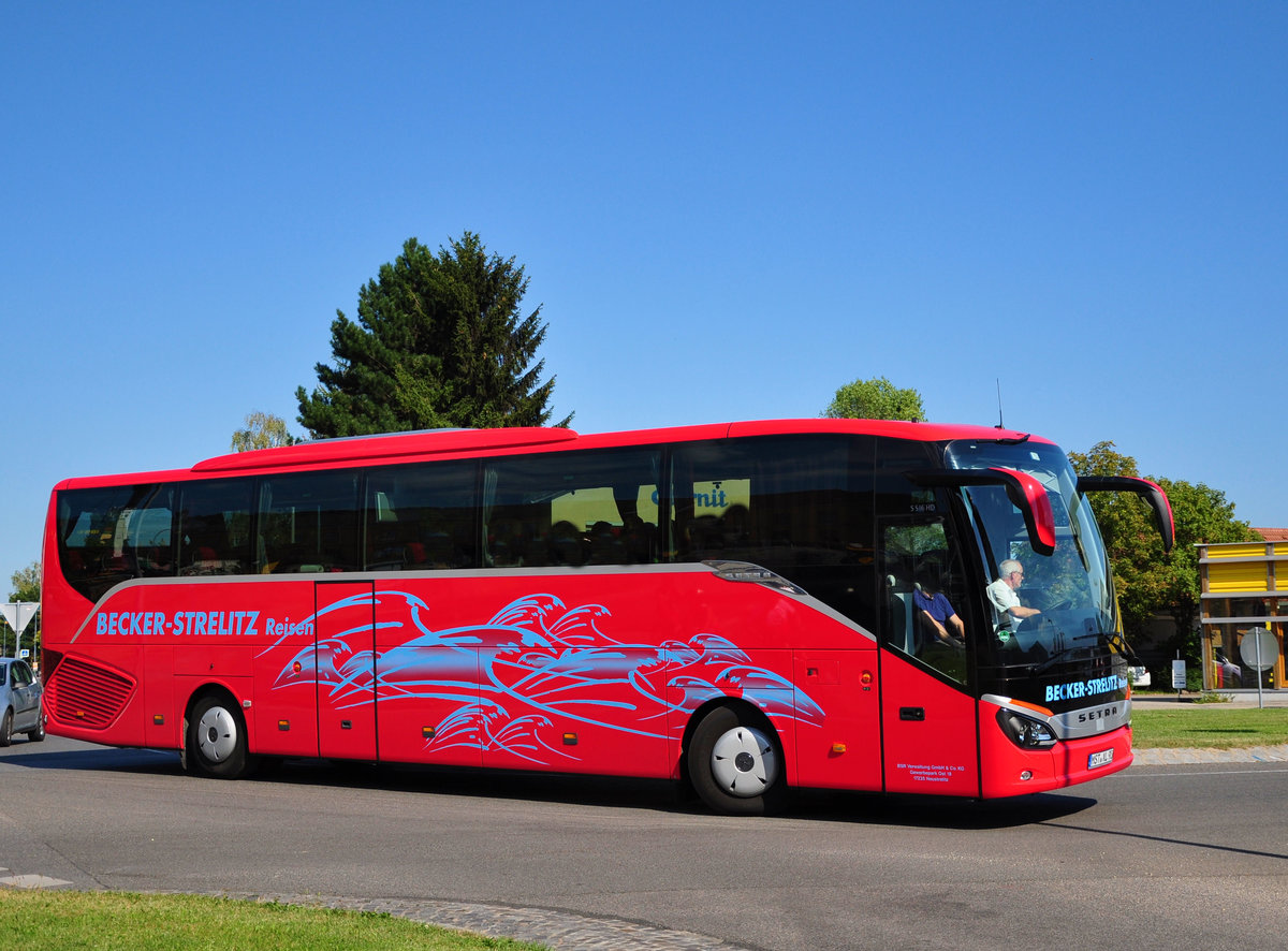 Setra 516 HD von Becker-Strelitz Reisen aus der BRD in Krems gesehen.