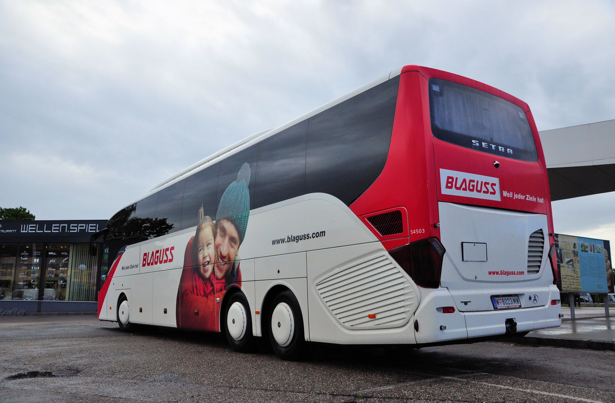 Setra 516 HD von Blaguss Reisen aus Wien in Krems gesehen.