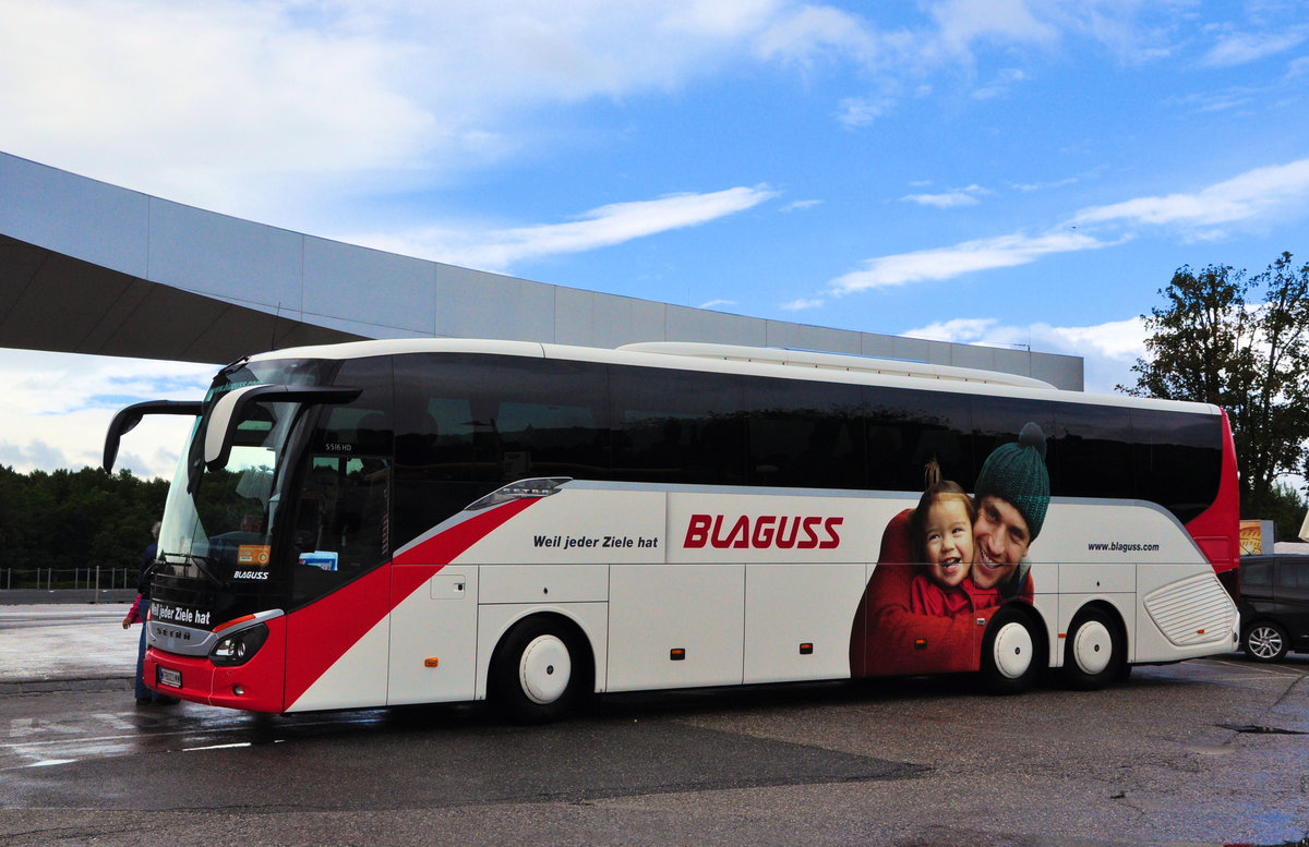 Setra 516 HD von Blaguss Reisen aus Wien in Krems gesehen.