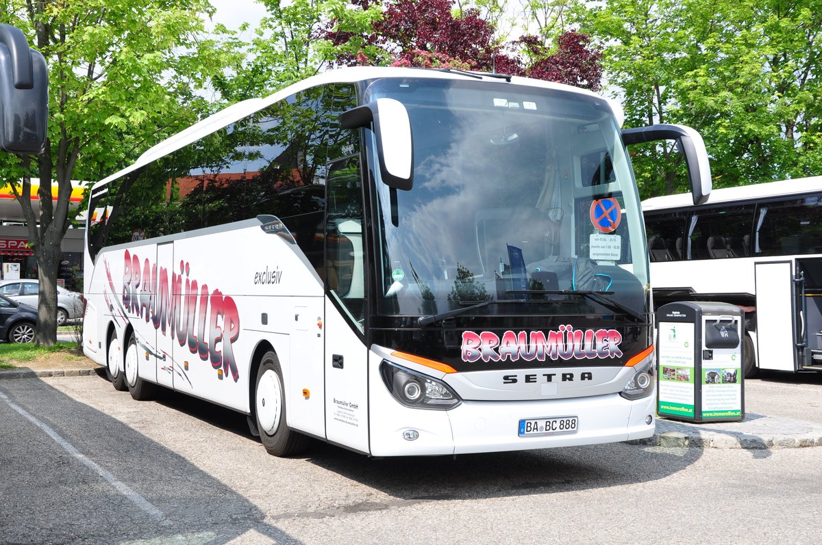 Setra 516 HD von Braumller Reisen aus der BRD in Krems gesehen.