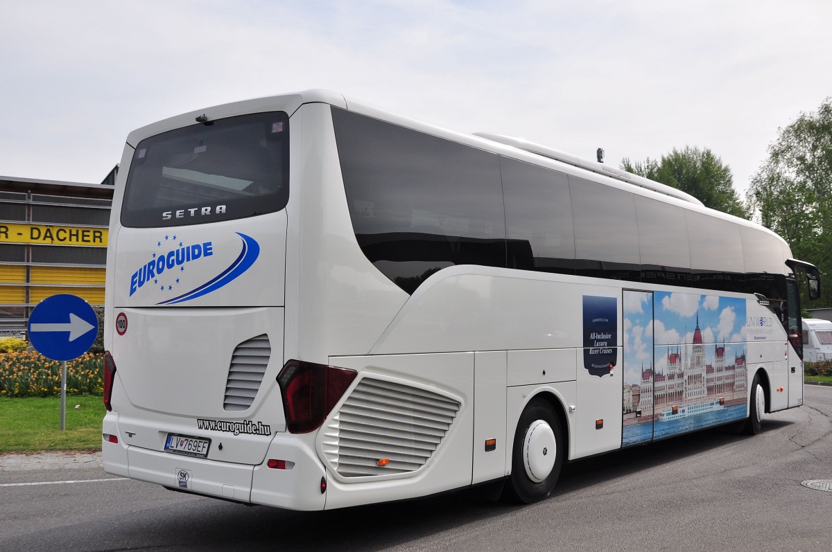 Setra 516 HD von Euroworld aus der SK am 30.4.2015 in Krems unterwegs.