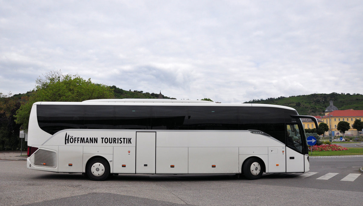 Setra 516 HD von der Hffmann Touristik aus der BRD in Krems gesehen.