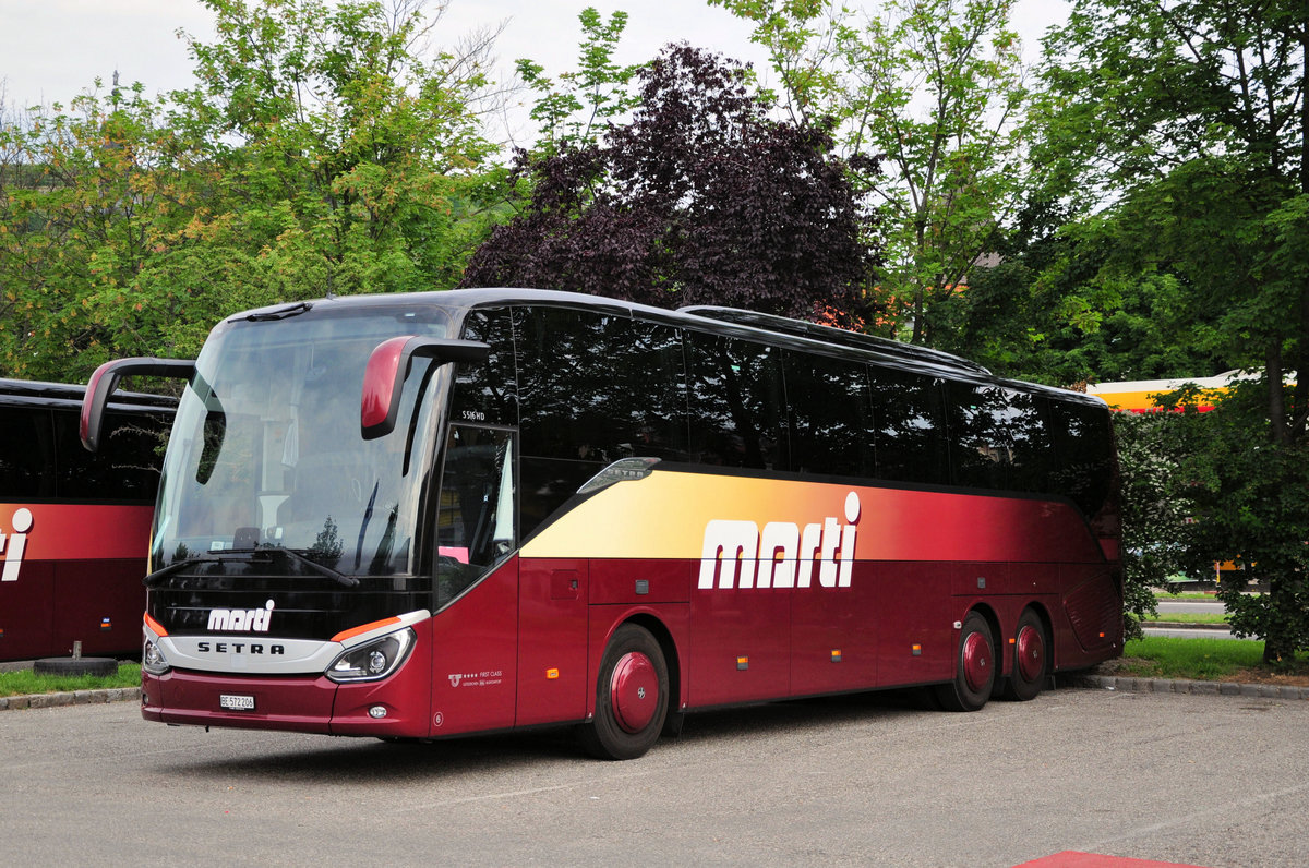 Setra 516 HD von Marti Reisen aus der Schweiz in Krems gesehen.