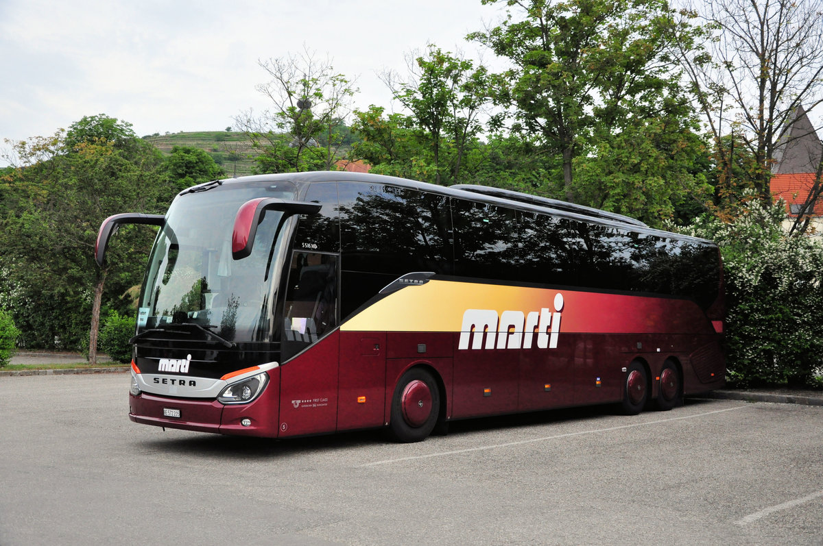 Setra 516 HD von Marti Reisen aus der Schweiz in Krems gesehen.