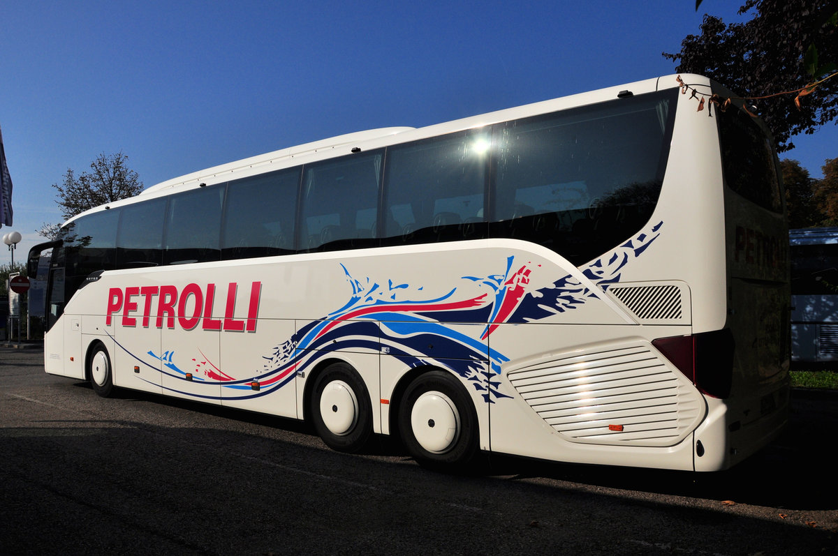 Setra 516 HD von Petrolli Reisen aus der BRD in Krems.