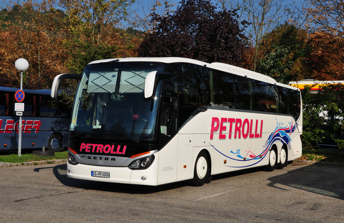 Setra 516 HD von Petrolli Reisen aus der BRD in Krems.