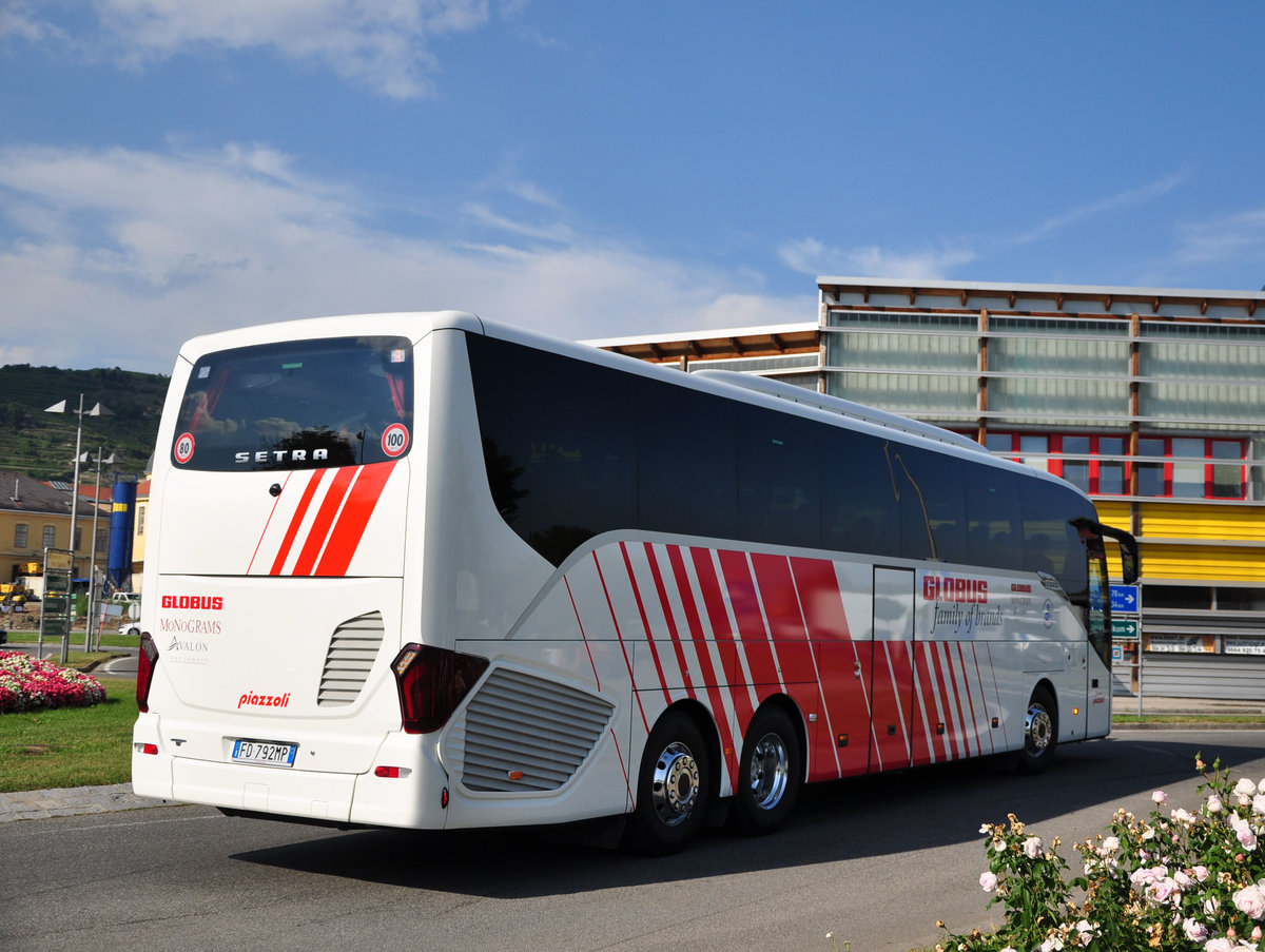 Setra 516 HD von PIAZZOLI aus Italien in Krems gesehen.