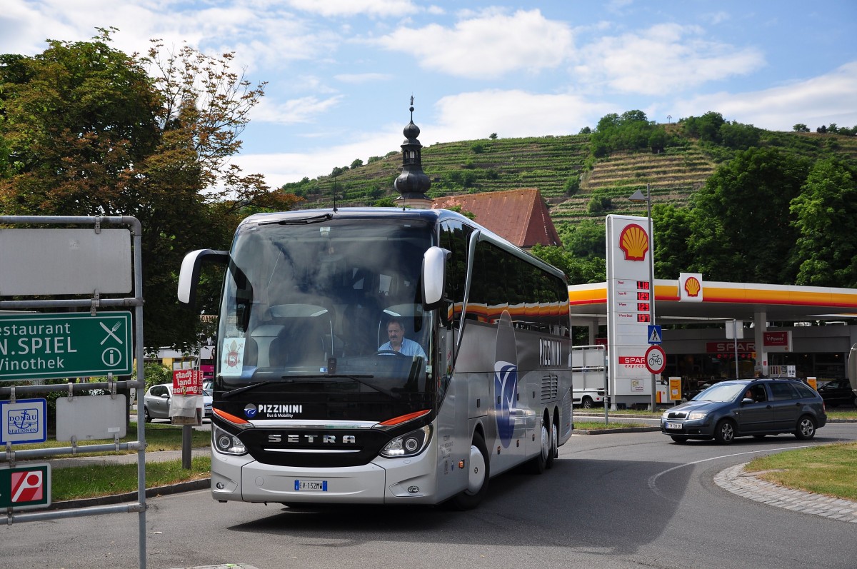 Setra 516 HD von Pizzinini aus Italien im Juni 2015 in Krems.