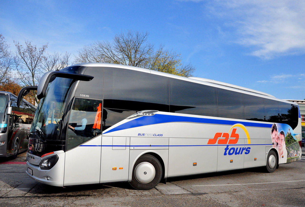 Setra 516 HD von SAB tours aus Linz/Obersterreich in Krems gesehen.