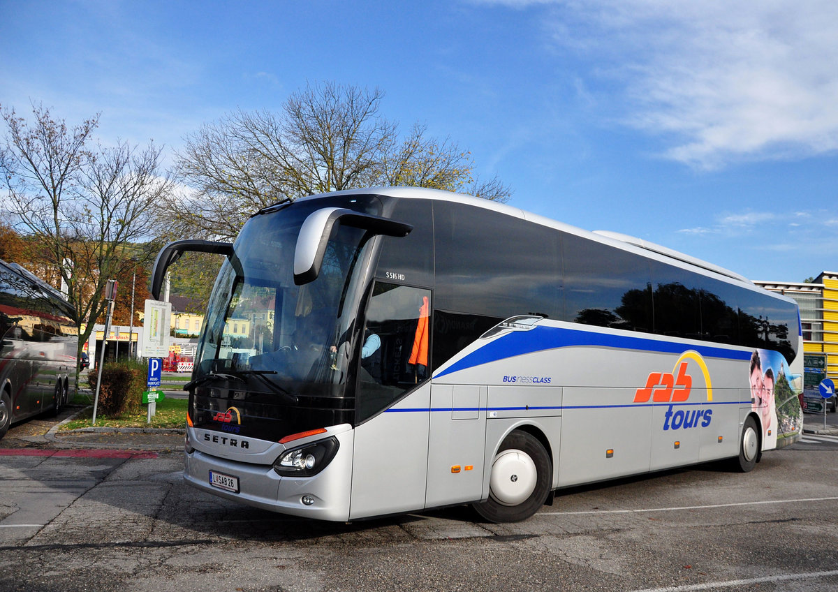 Setra 516 HD von SAB tours aus Linz/Obersterreich in Krems gesehen.