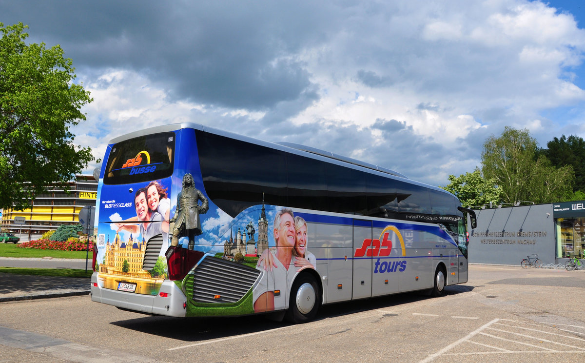 Setra 516 HD von SAB Tours aus Obersterreich in Krems gesehen.