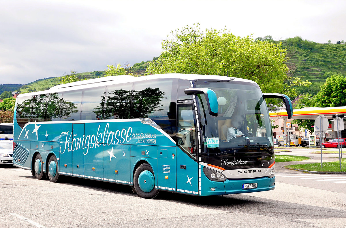 Setra 516 HD von Schrnig Reisen aus der BRD in Krems gesehen.