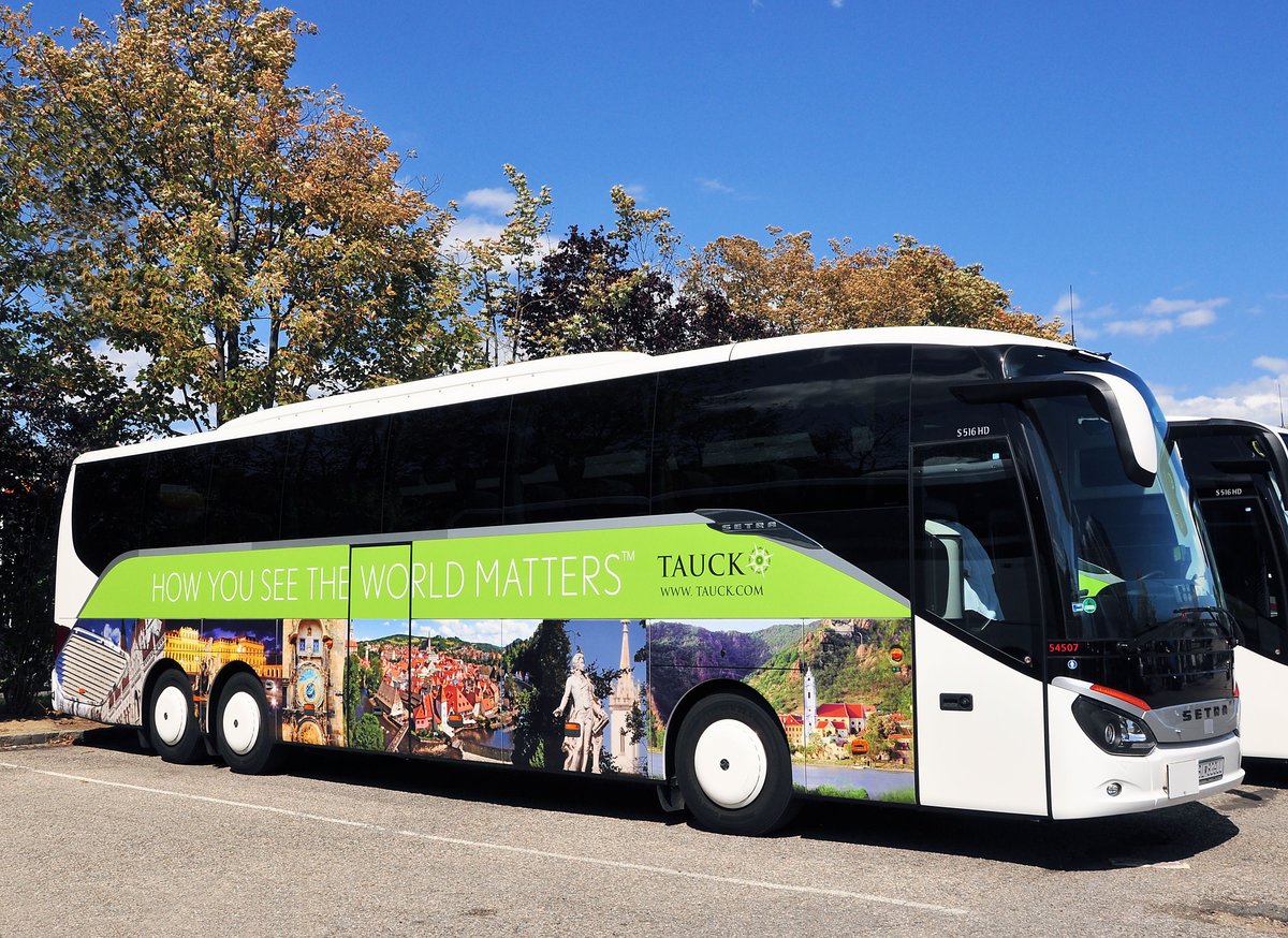 Setra 516 HD von Tauck Tours (Blaguss) aus der SK in Krems gesehen.