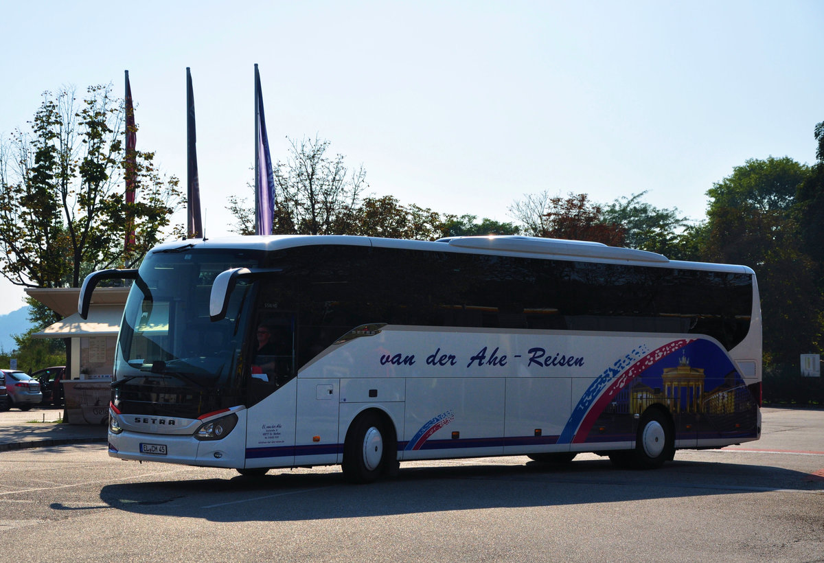 Setra 516 HD von van der Ahe Reisen aus der BRD in Krems.