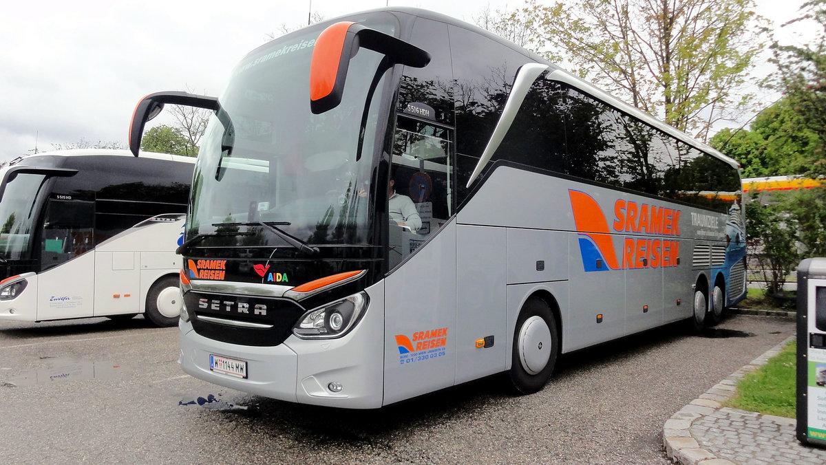 Setra 516 HDH von Sramek Reisen aus Wien in Krems.