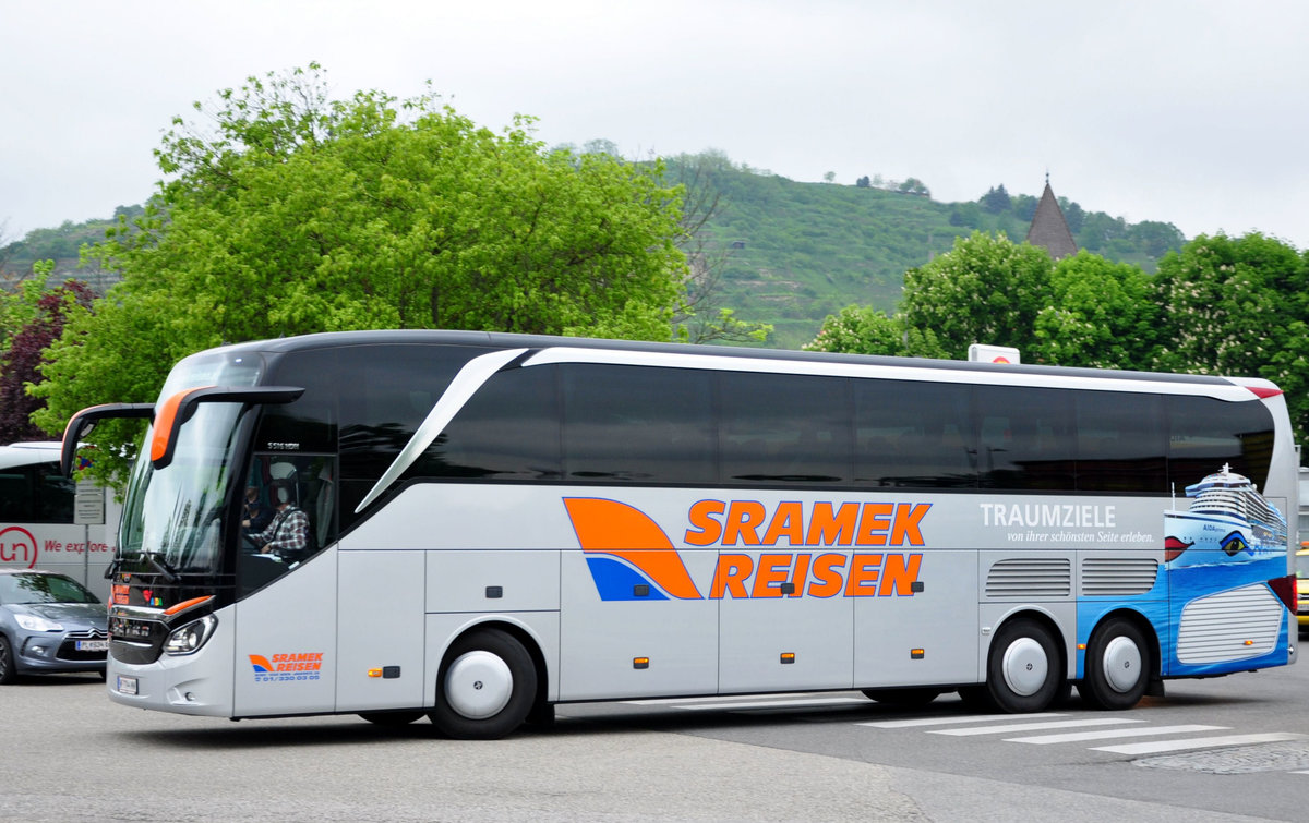 Setra 516 HDH von Sramek Reisen aus Wien in Krems gesehen.