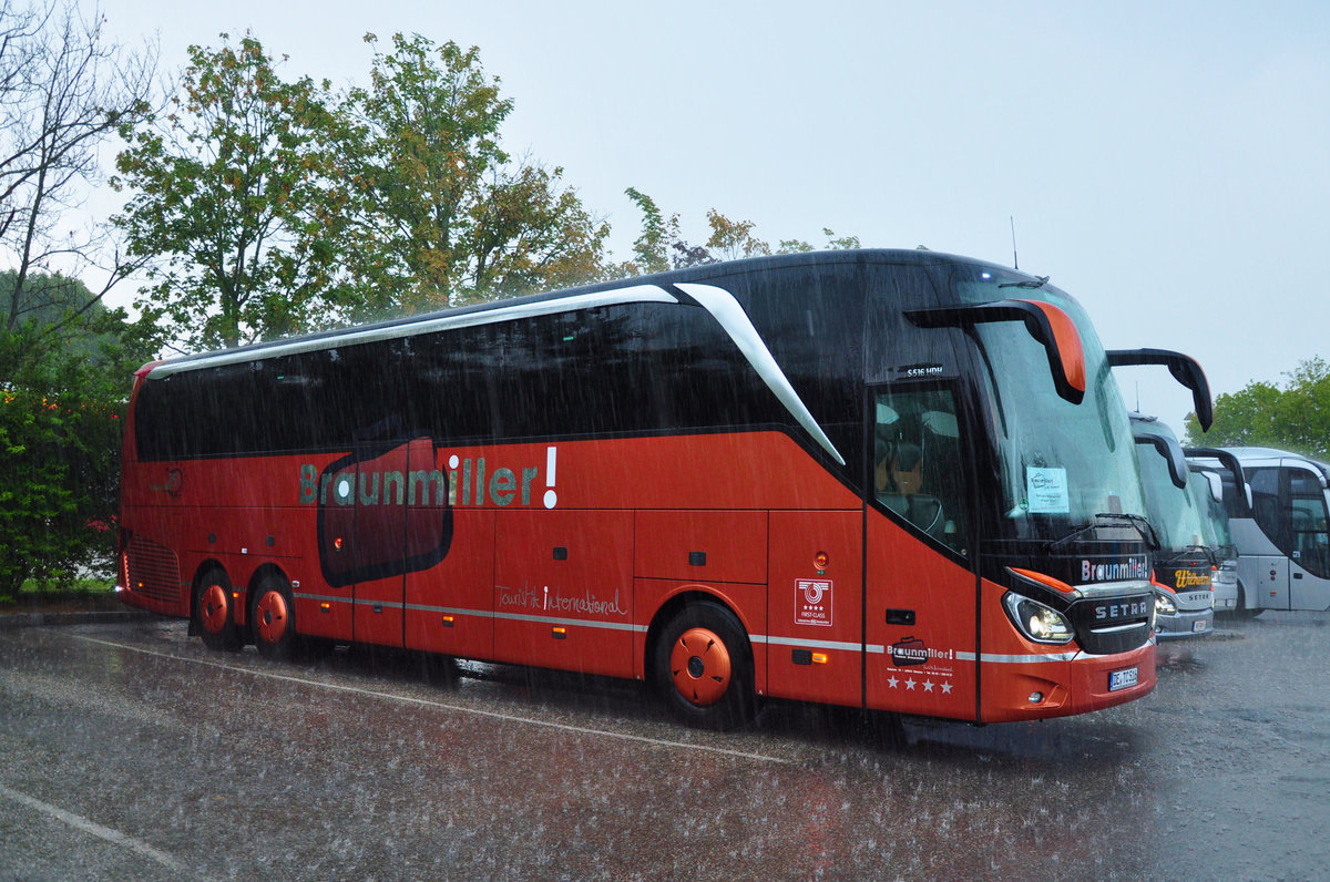 Setra 516 HDH von Thomas Braunmiller Reisen aus der BRD bei strmendem Regen in Krems gesehen.