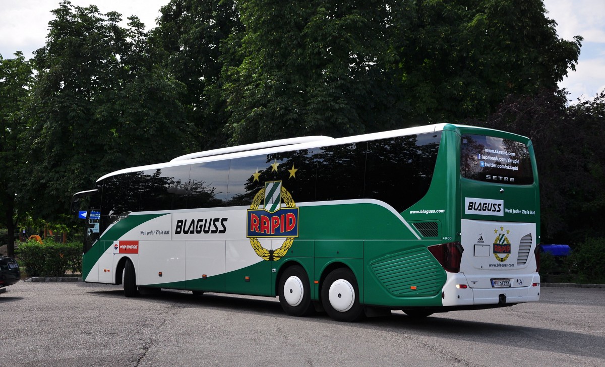 Setra 517 HD von Blaguss aus Wien,Mannschaftsbus des FC Rapid Wien,Krems 3,August 2014.