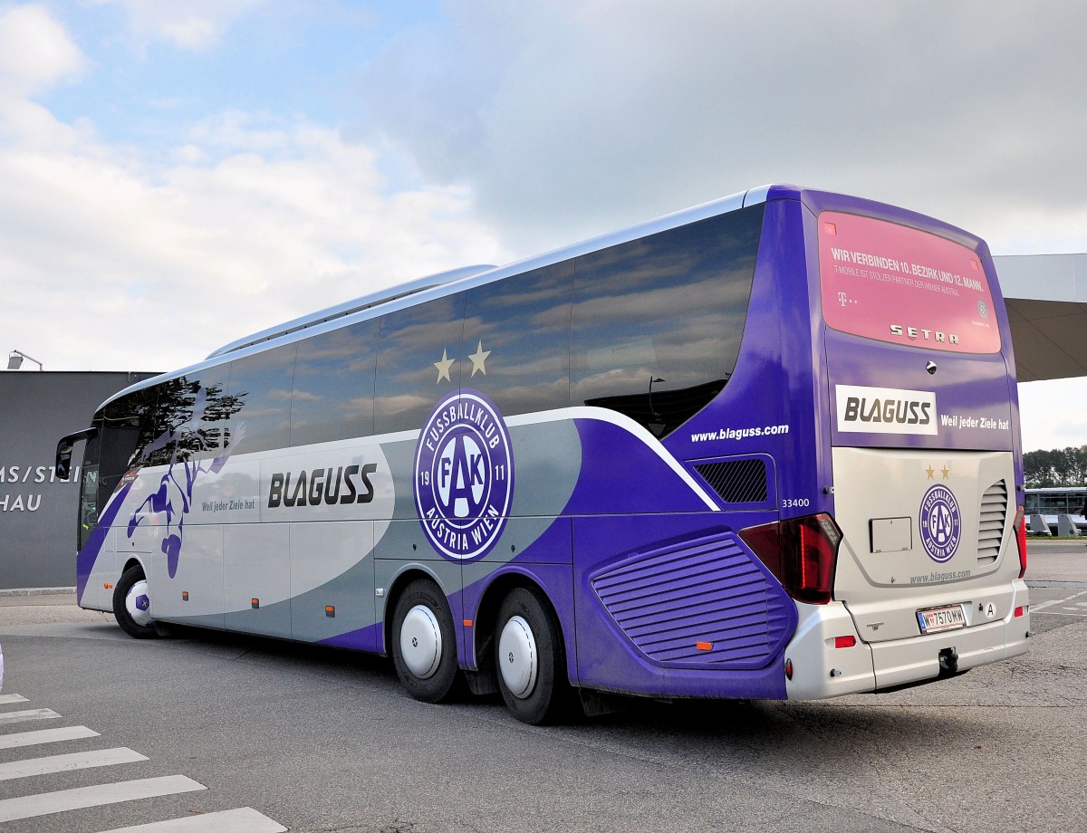 Setra 517 HD von Blaguss Reisen aus sterreich am 2.Okt.2014 in Krems.