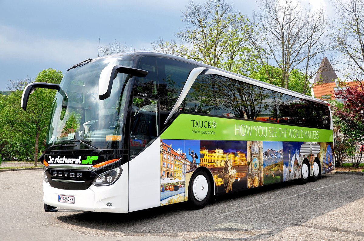 Setra 517 HD von Dr. Richard aus Wien in Krems gesehen.