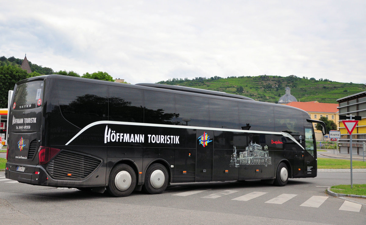 Setra 517 HD (Dresden) von der Hffmann Touristik aus der BRD in Krems gesehen.