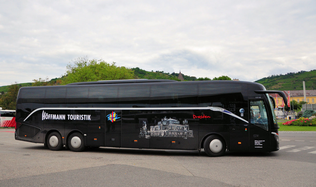 Setra 517 HD (Dresden) von der Hffmann Touristik aus der BRD in Krems gesehen.