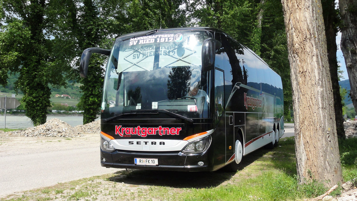 Setra 517 HD von Krautgartner Reisen aus Ried/Obersterreich in Drnstein gesehen.Mannschaftsbus des SV Ried .