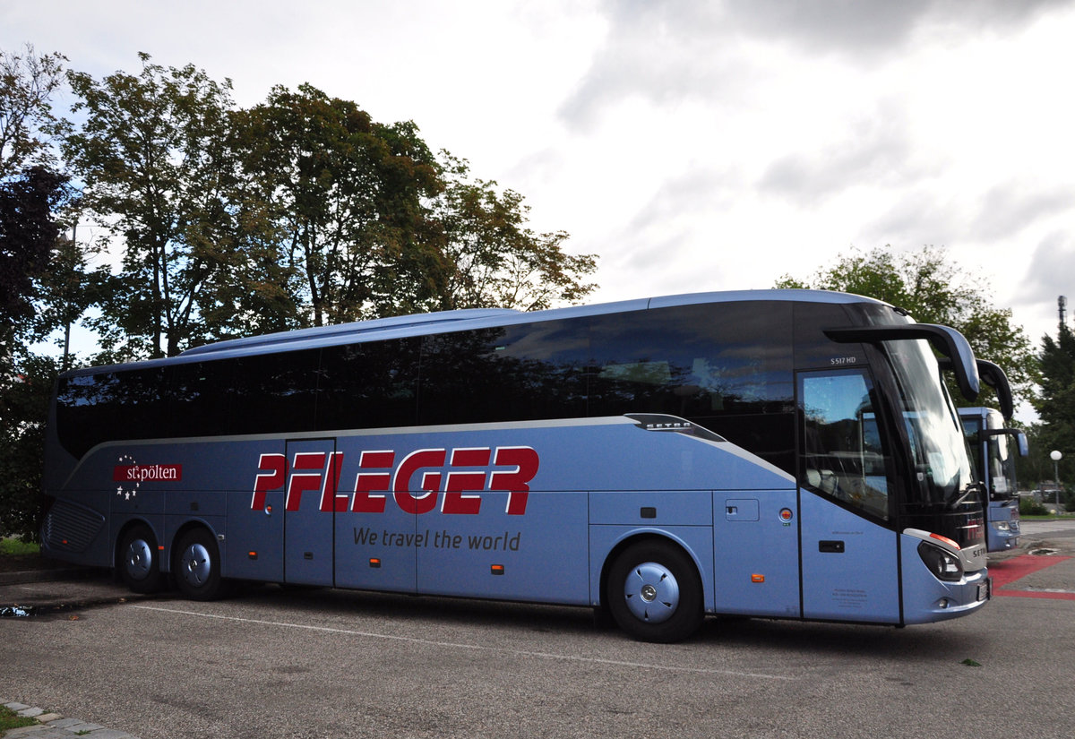 Setra 517 HD von Pfleger Reisen aus Niedersterreich in Krems gesehen.