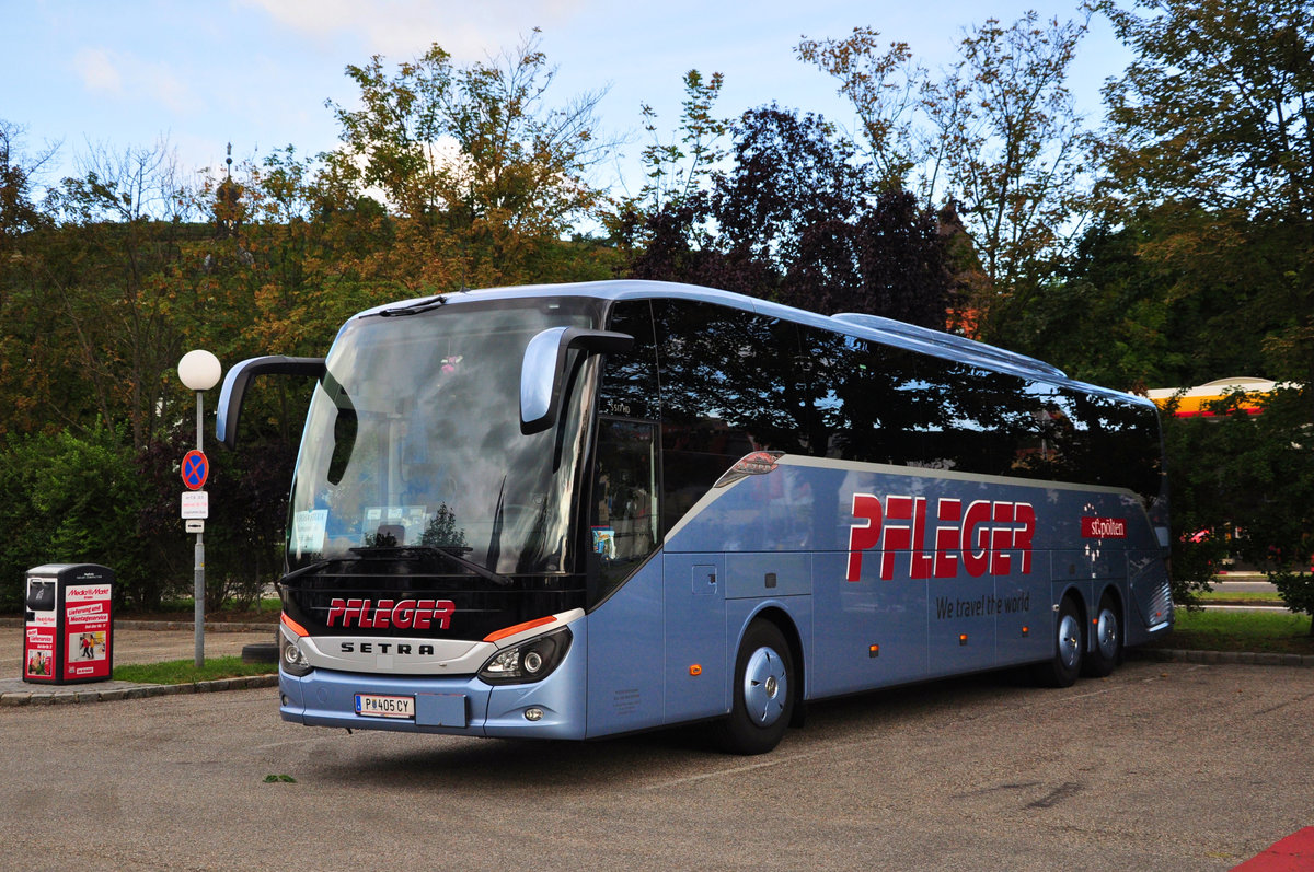 Setra 517 HD von Pfleger Reisen aus Niedersterreich in Krems gesehen.