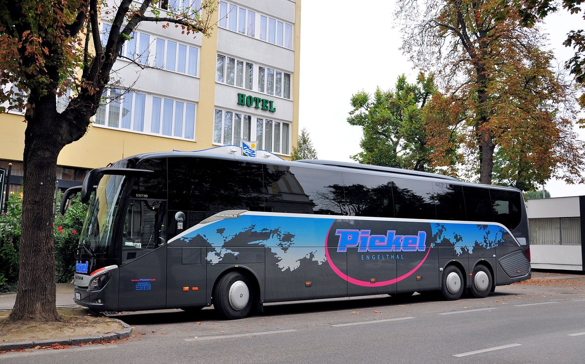 Setra 517 HD von Pickel Reisen aus der BRD in Krems.